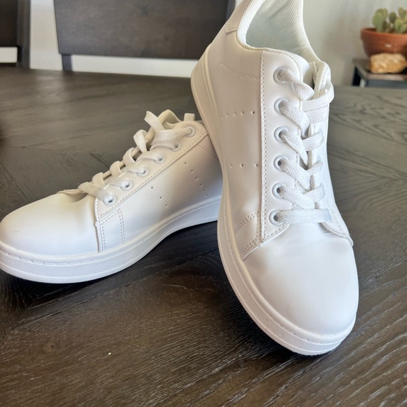 Trendy tennis shoes - Picture 12 of 13